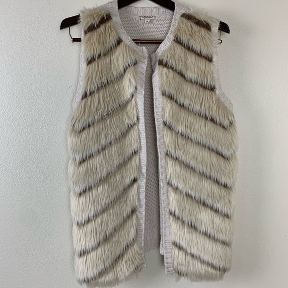 ✨ Eyeshadow Faux Fur Vest – Cream & Gray Chevron Stripe – Size Large – Cozy Chic - Picture 2 of 5